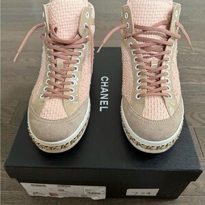 CHANEL chain road sneaker.  Women's Pink and Beige size 42.